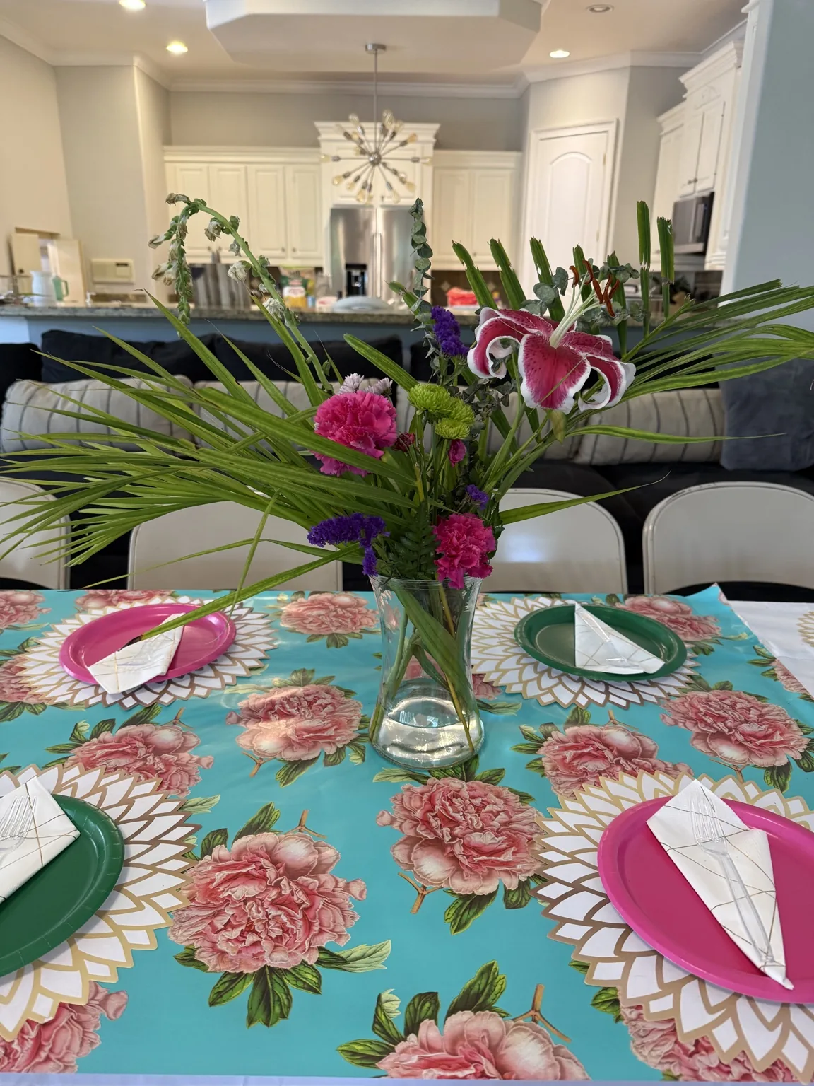 Hawaiian-Themed Bridal Shower: Hawaiian-inspired tablescape