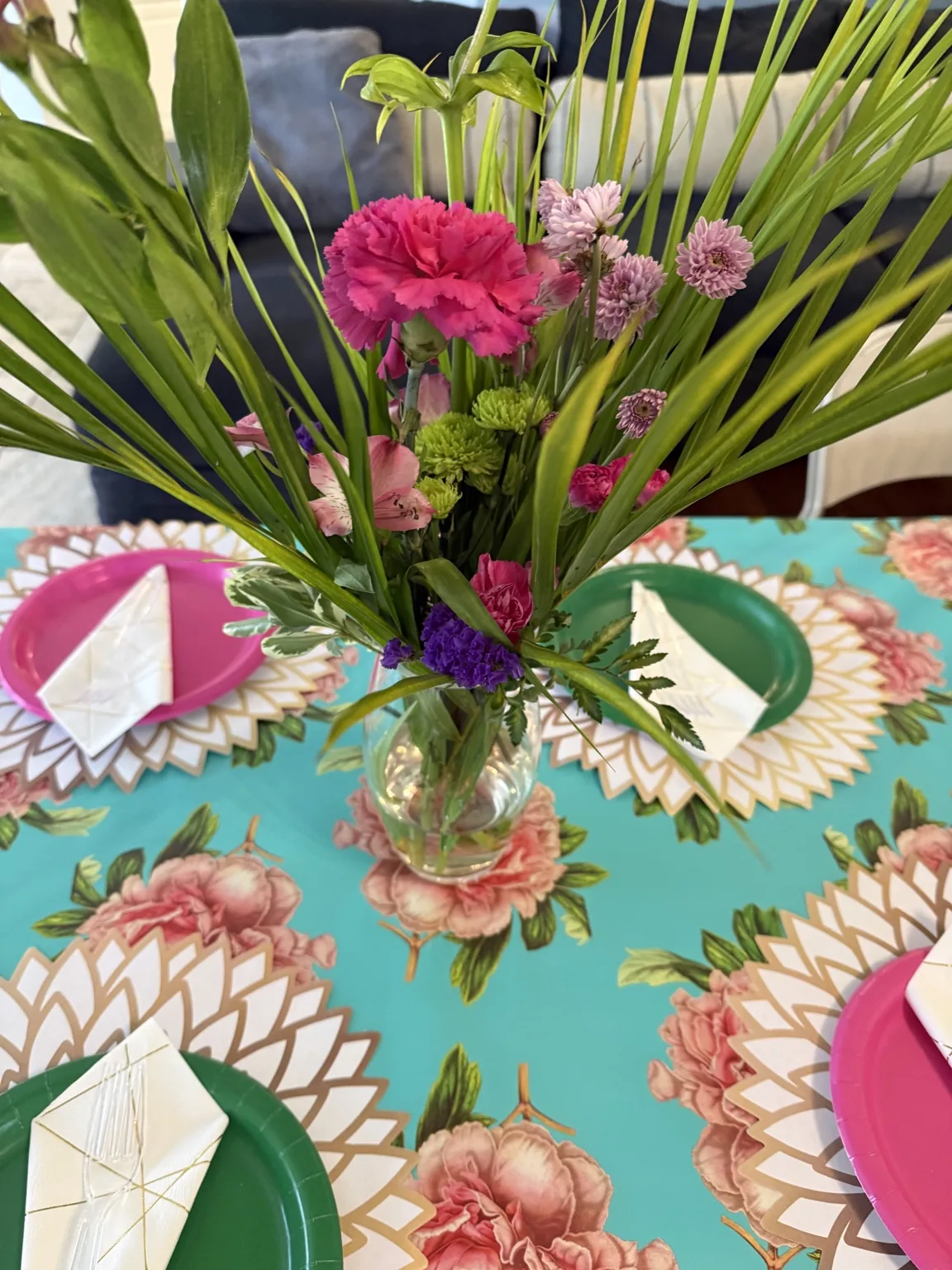Hawaiian-Themed Bridal Shower: Colorful floral details